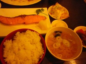 フィリピンで日本食、鮭の塩焼き