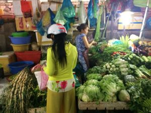 #ベトナムの市場 。ヘルメット民族衣装の #アオザイ