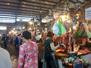 豚肉のカーテン、ベトナム市場