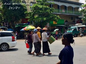 ミャンマー人、道路を渡る