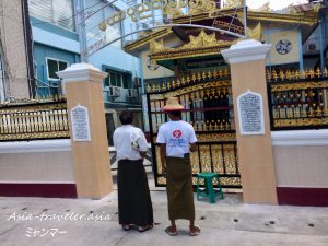 ミャンマーの寺院とロンジー