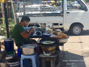 ミャンマー食事中の風景