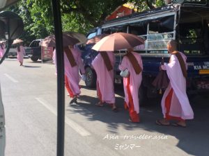 ミャンマーのお坊さんと傘