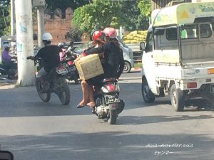 ミャンマー、バイクで荷物運び