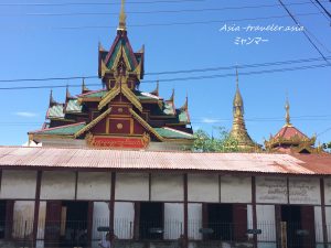 ミャンマーの寺院と小学校